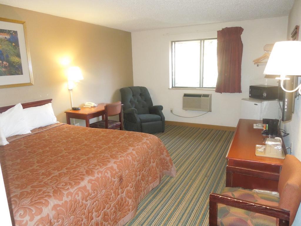 Super 8 By Wyndham Waldorf Motel Exterior photo