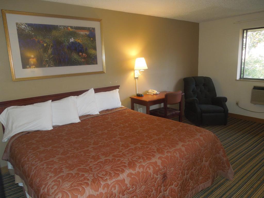 Super 8 By Wyndham Waldorf Motel Exterior photo