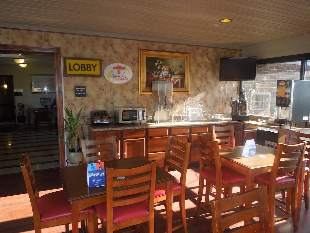 Super 8 By Wyndham Waldorf Motel Exterior photo