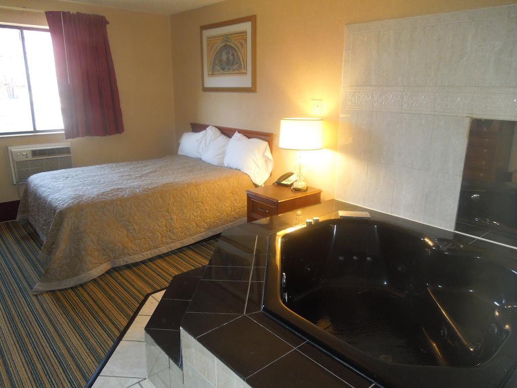 Super 8 By Wyndham Waldorf Motel Exterior photo