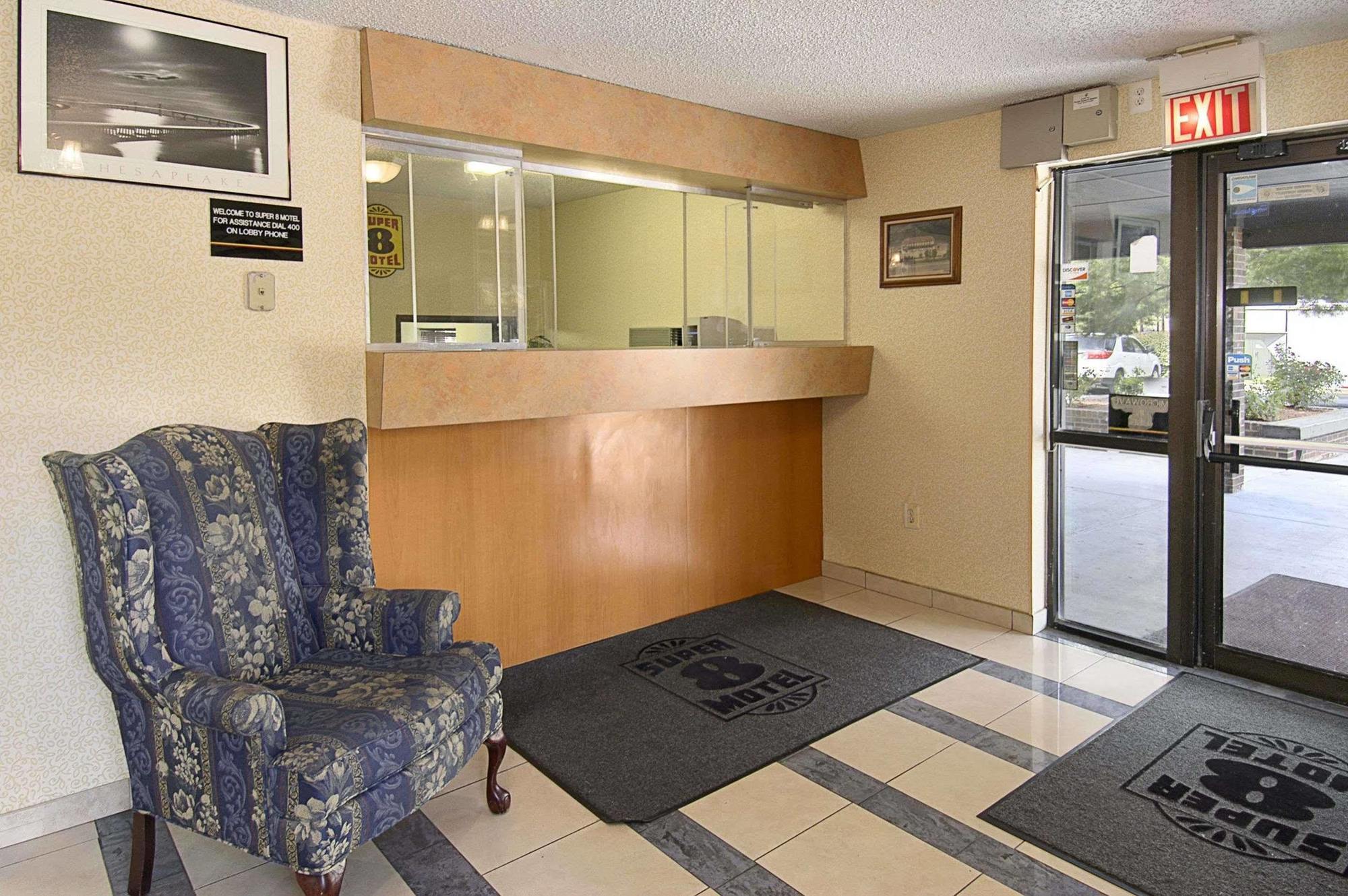 Super 8 By Wyndham Waldorf Motel Exterior photo