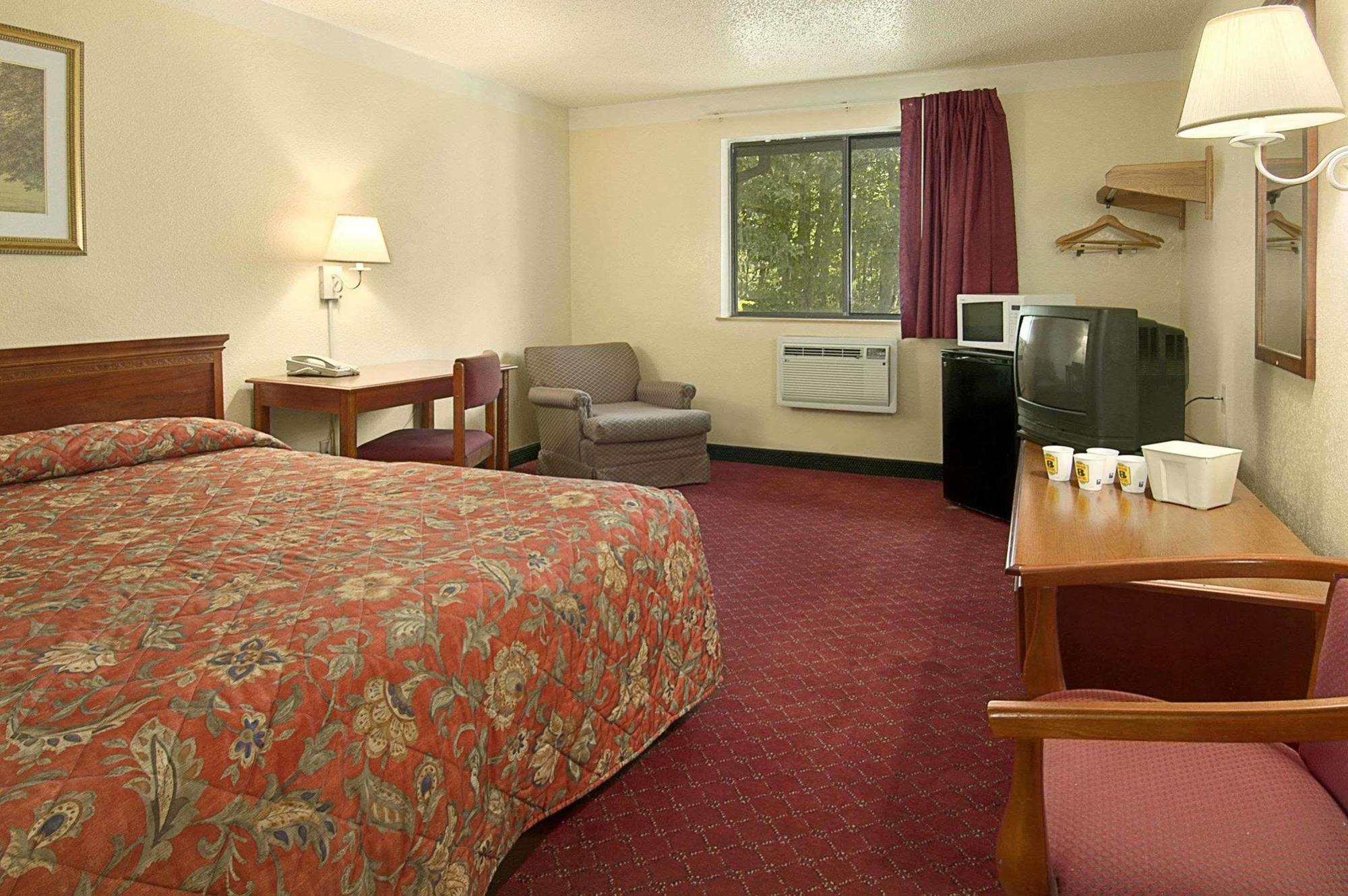 Super 8 By Wyndham Waldorf Motel Exterior photo