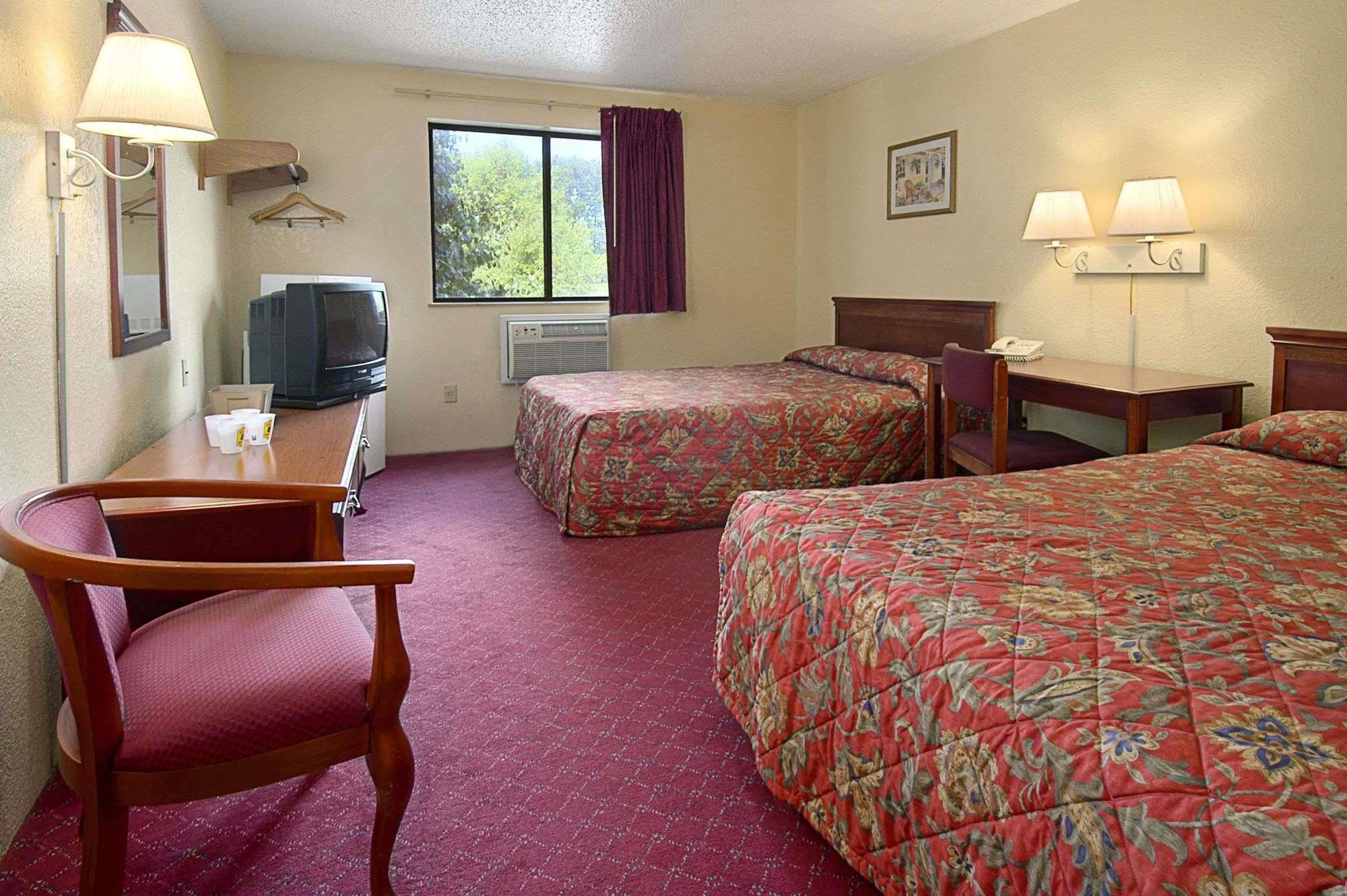 Super 8 By Wyndham Waldorf Motel Exterior photo